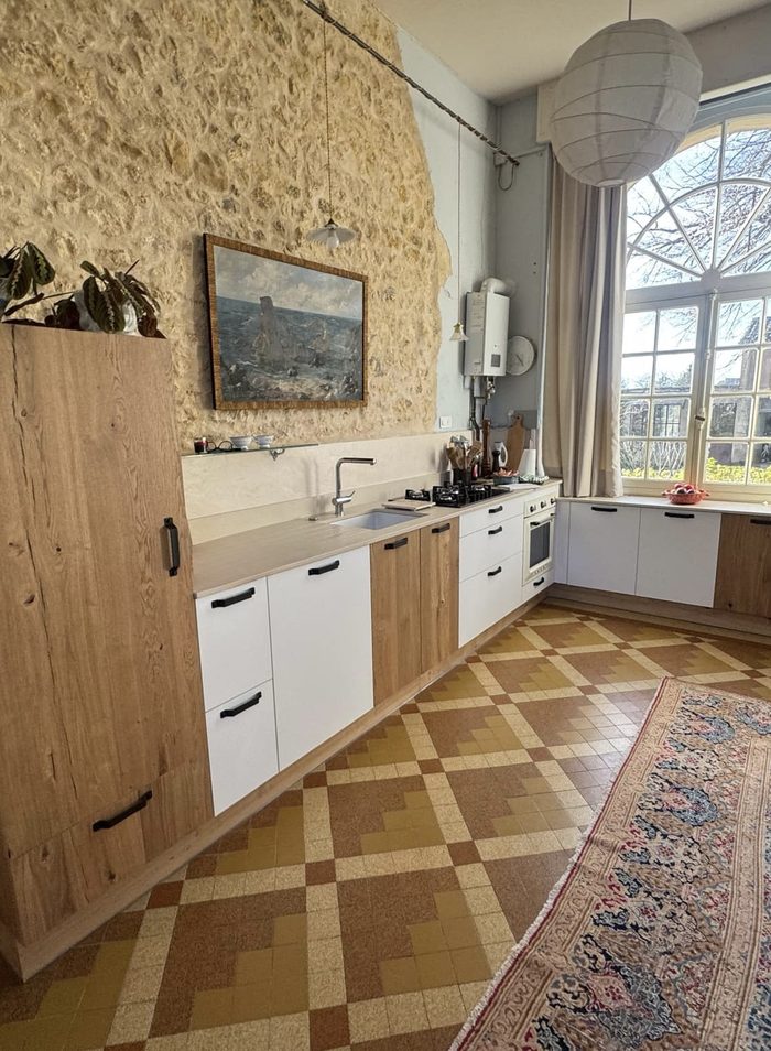 Cuisine de caractère sur mesure, bois et pierre apparente