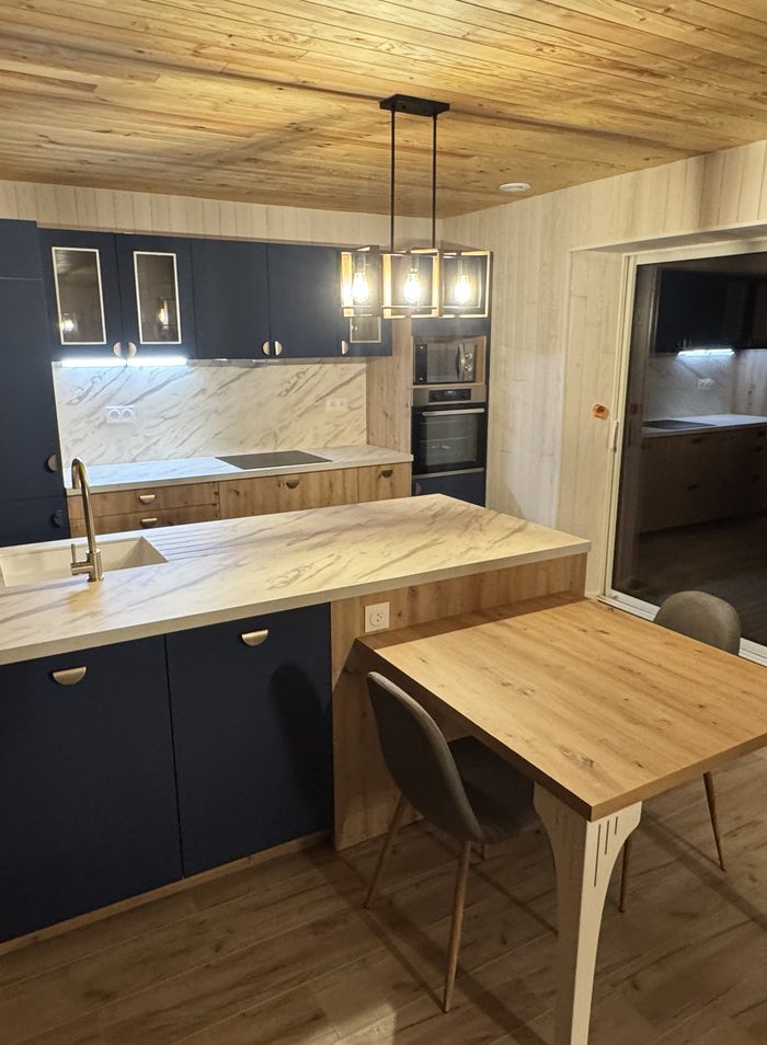 Cuisine sur mesure bleu marine et bois, îlot central